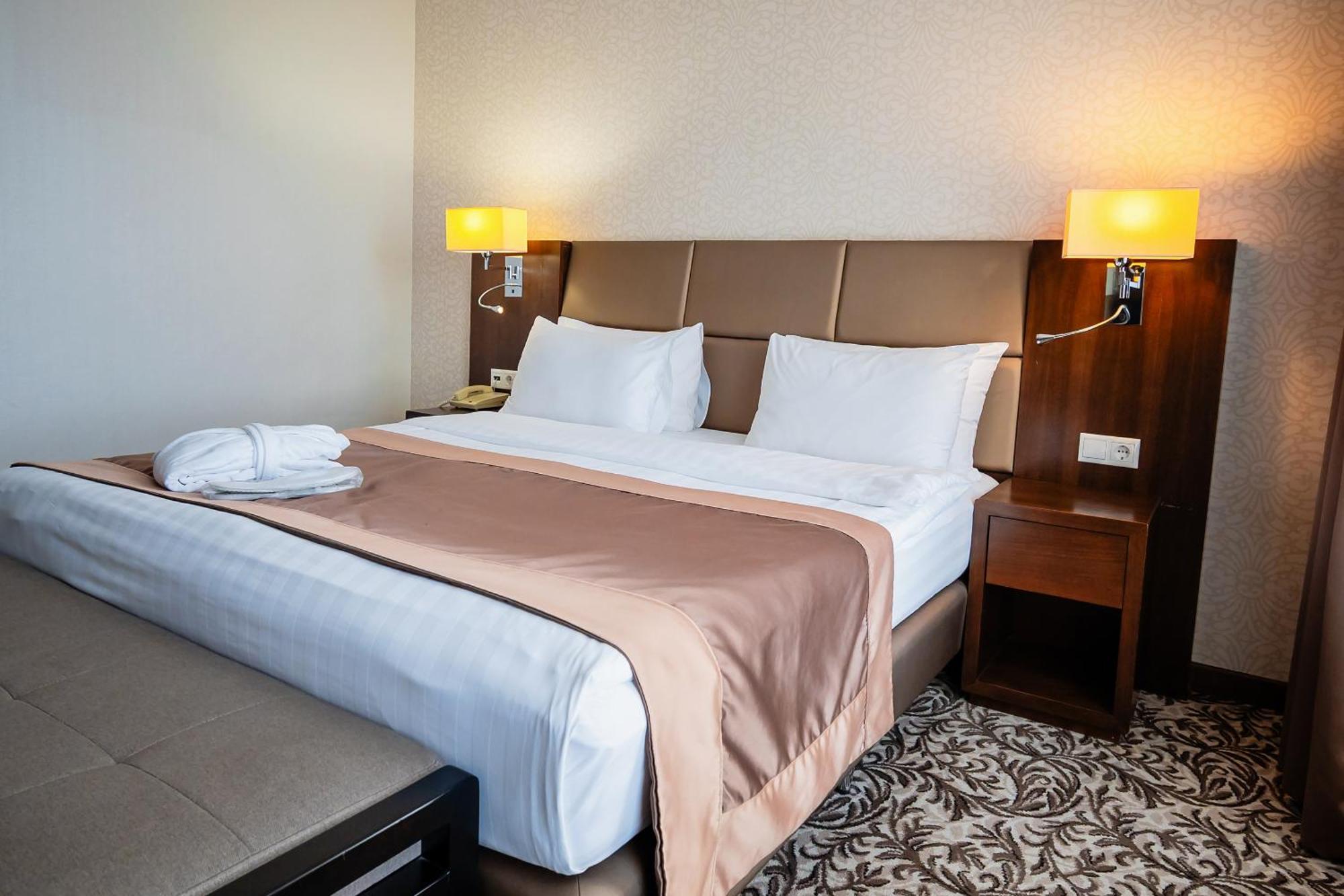Holiday Inn Aktau By Ihg Esterno foto