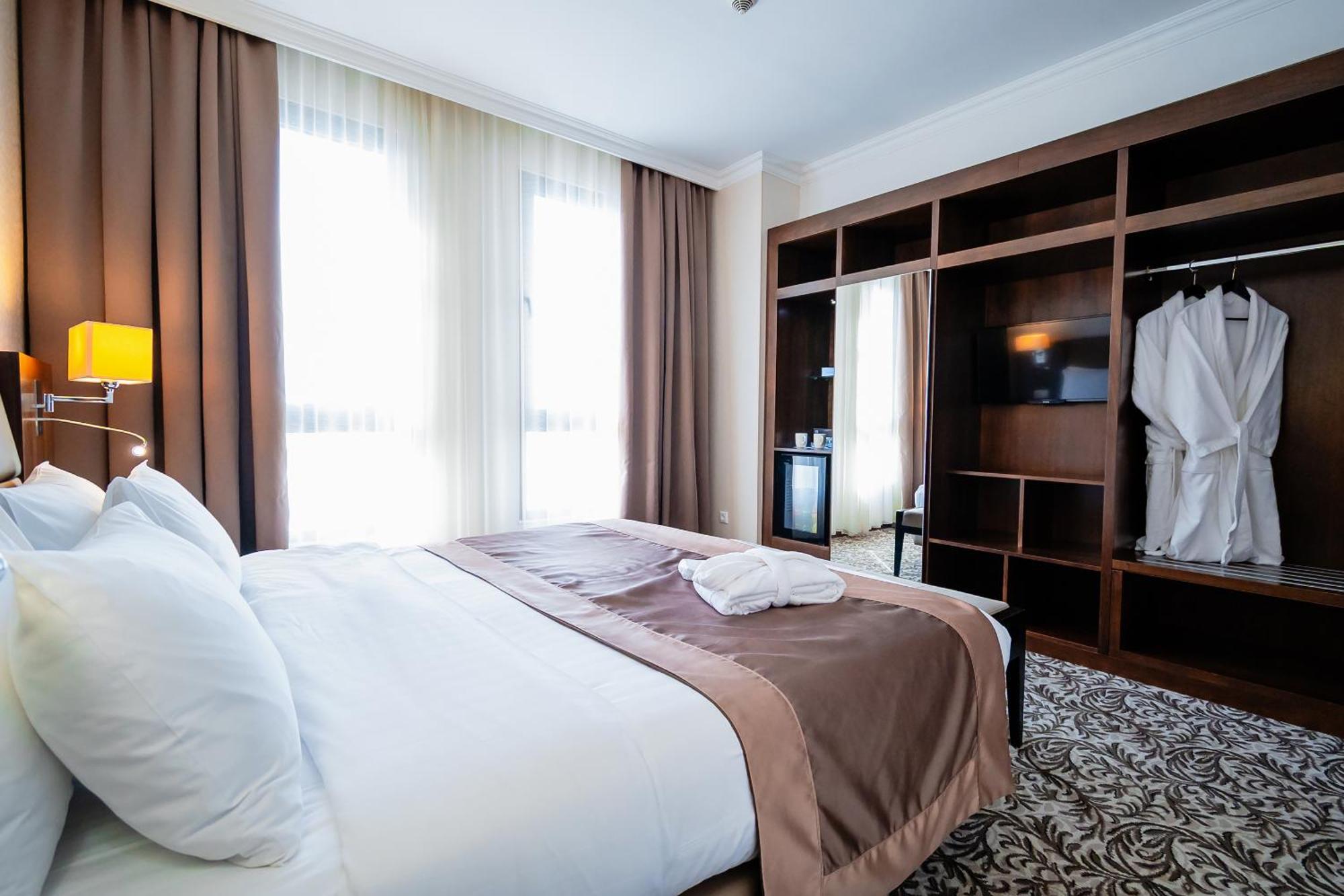 Holiday Inn Aktau By Ihg Esterno foto